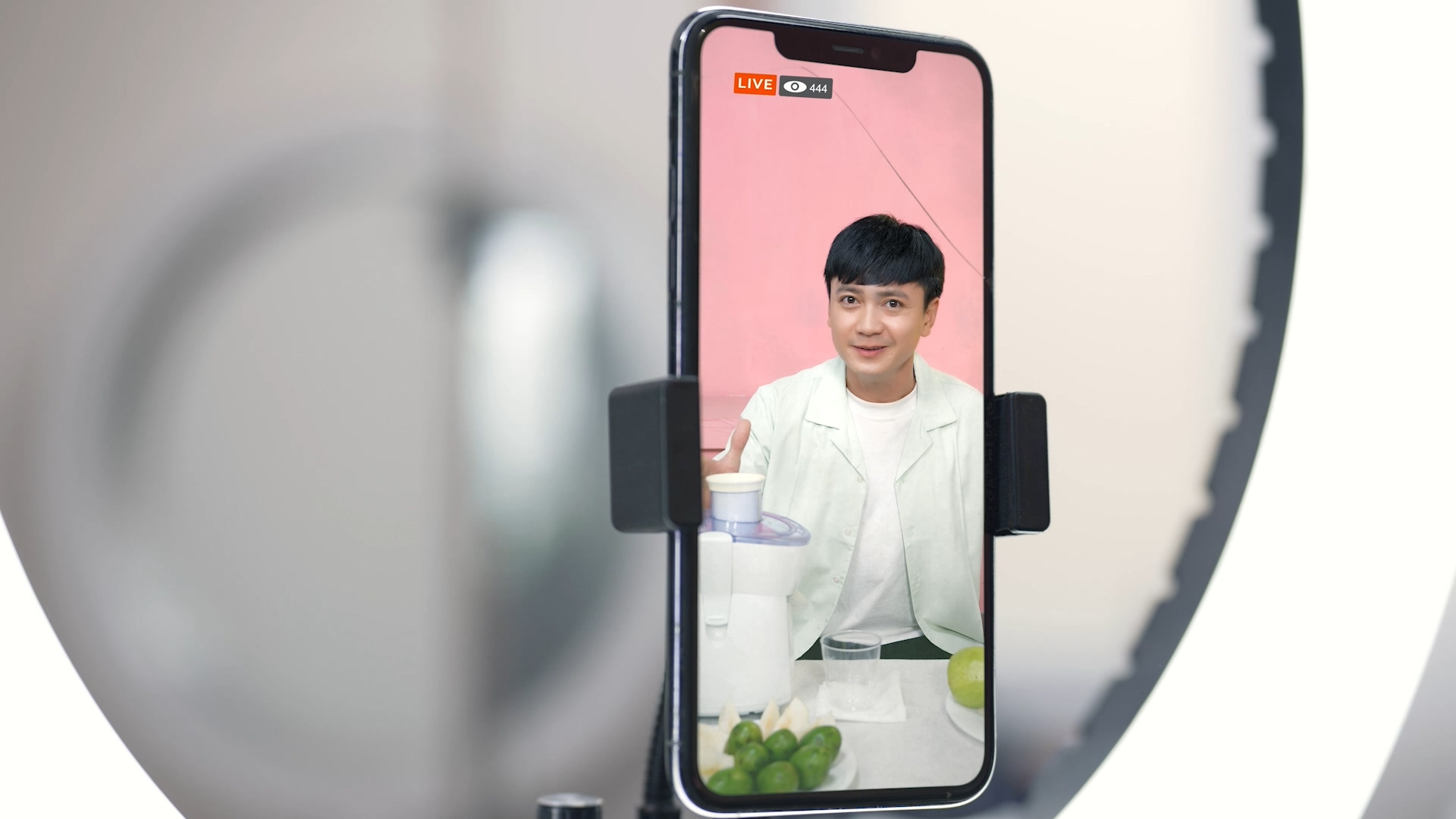 ÔNG HOÀNG LIVESTREAM BỊ ĐỐI THỦ "NHÀ QUÊ" VƯỢT MẶT