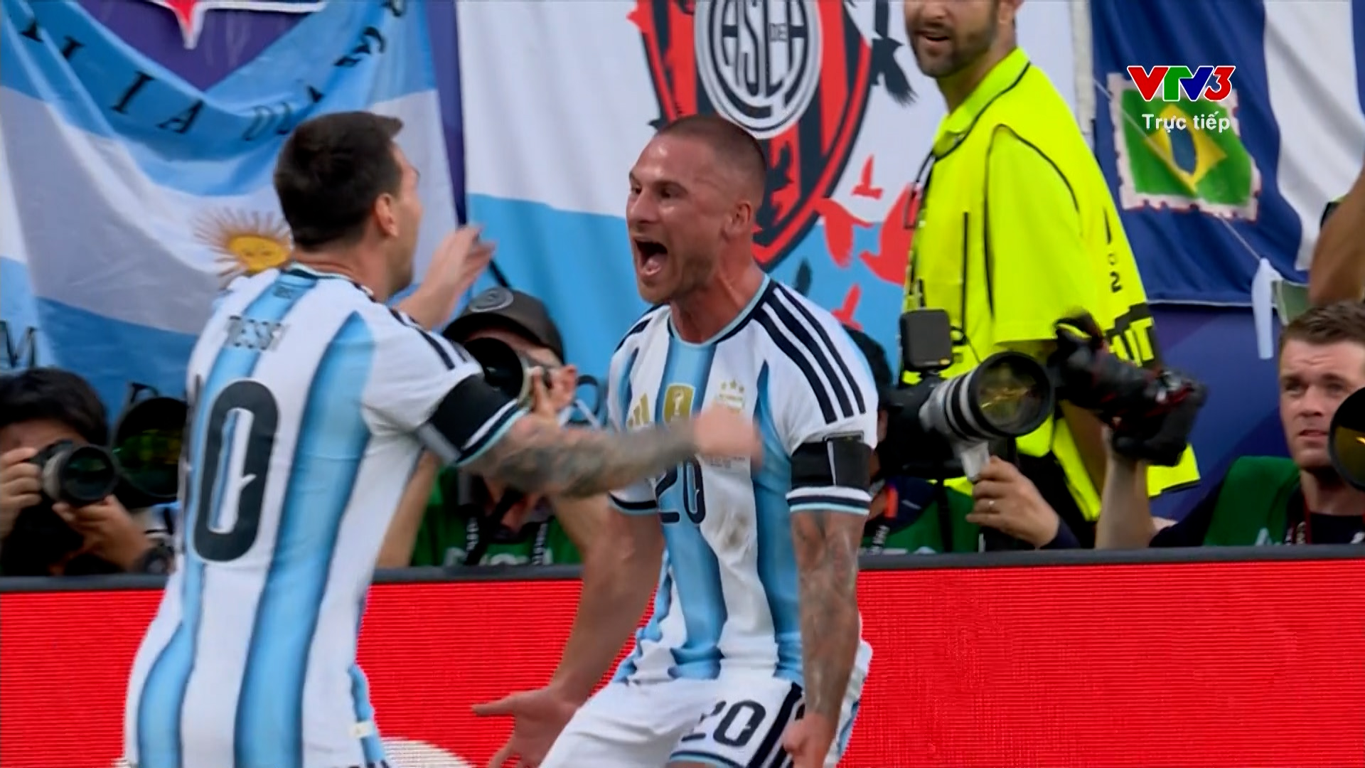 Messi treo bóng để Mac Allister bật cao đánh đầu mở tỷ số cho Argentina