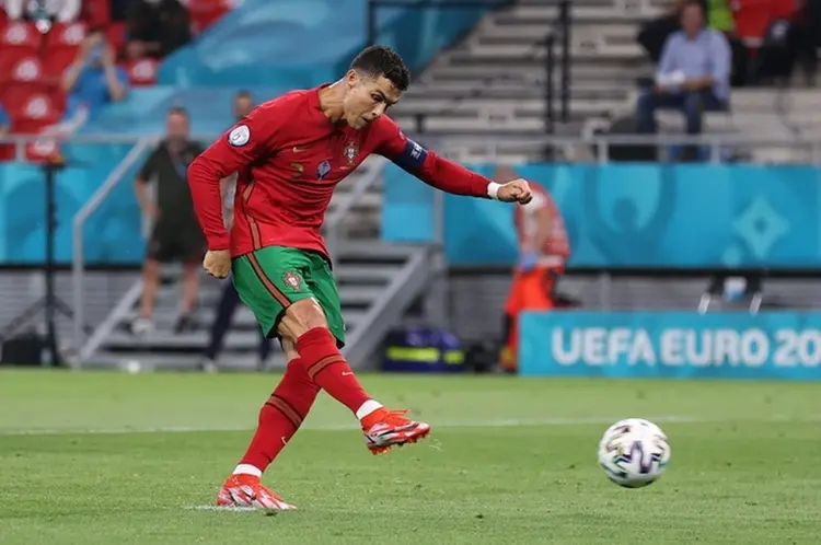 Ronaldo ghi bao nhiêu bàn? - Con số chính thức và kỷ lục đáng nể