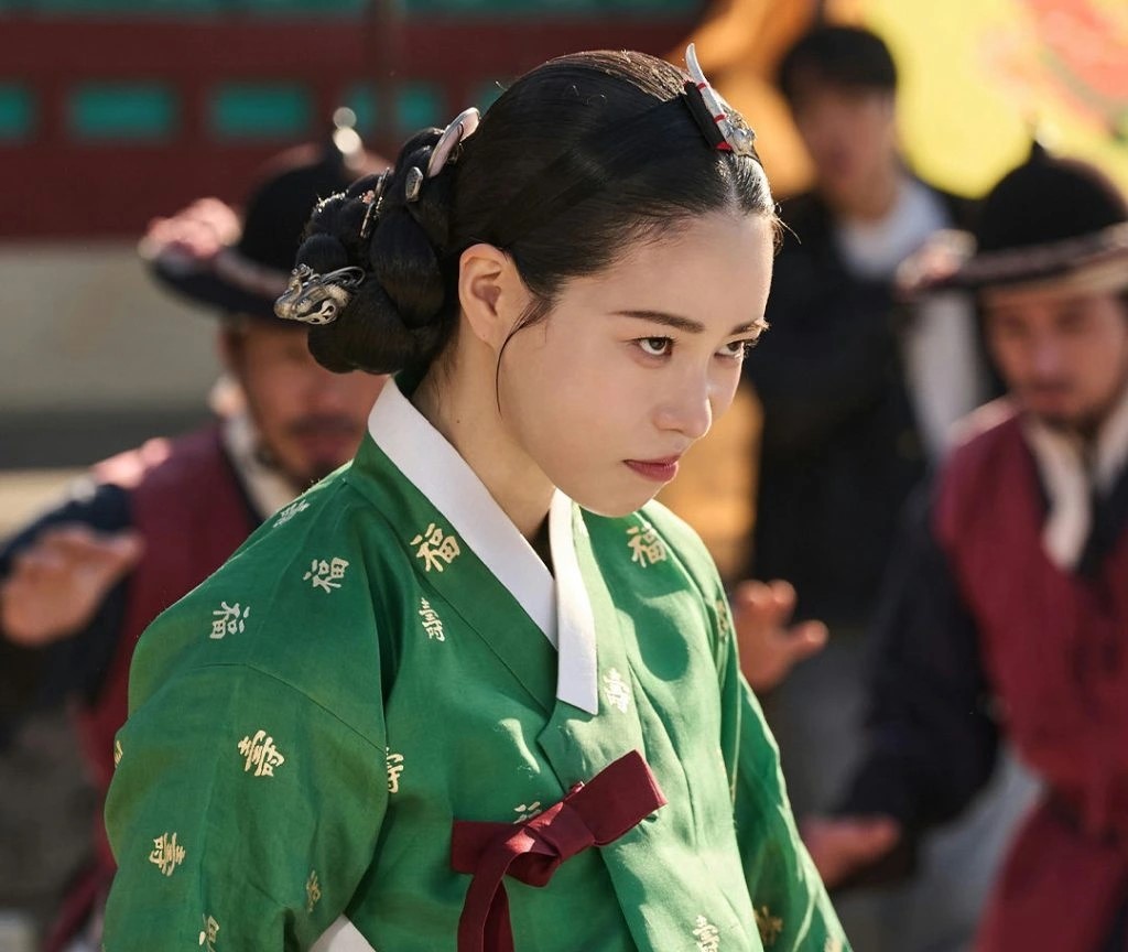 Review Kẻ thù hoàng gia của tôi tập 1: Ác nữ Joseon xuyên không quậy tung Seoul hiện đại