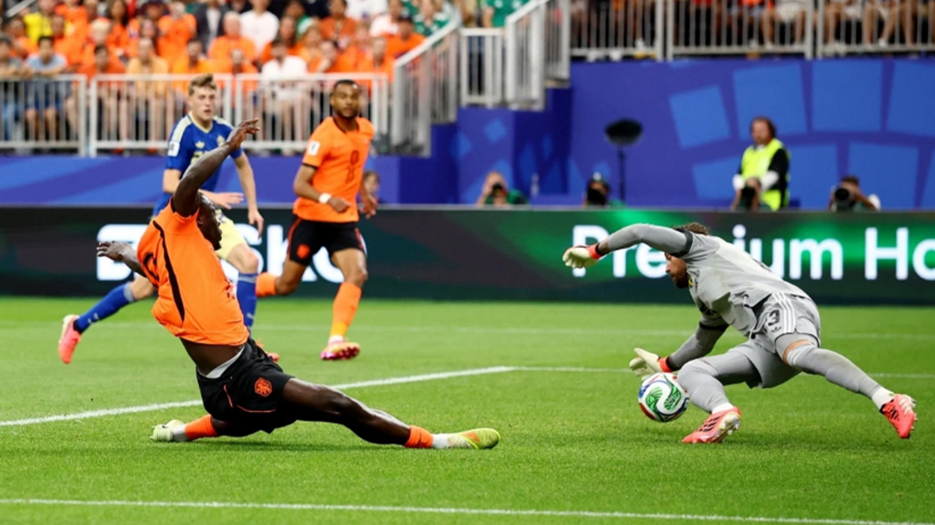 Brian Brobbey lập cú đúp sau 17 phút