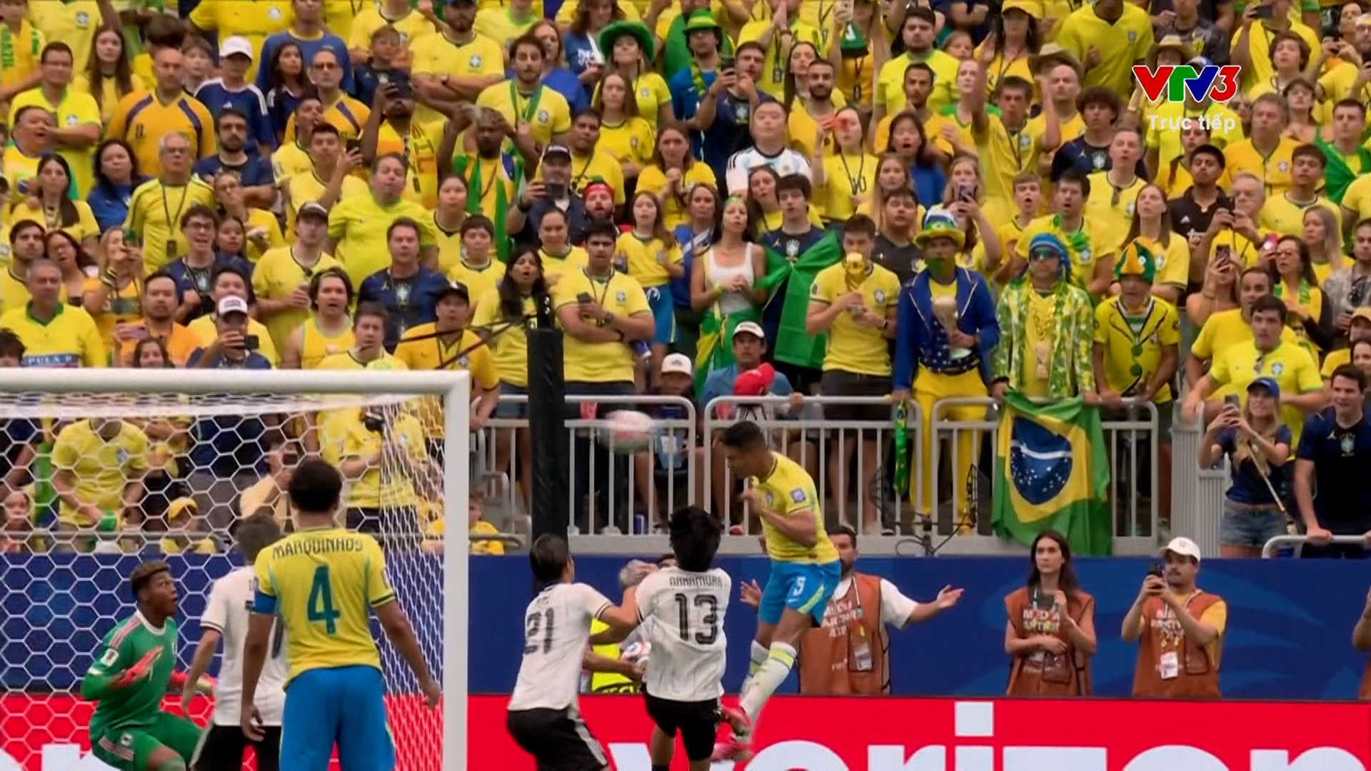 Casemiro đánh đầu quân bình tỷ số 1-1 cho Brazil
