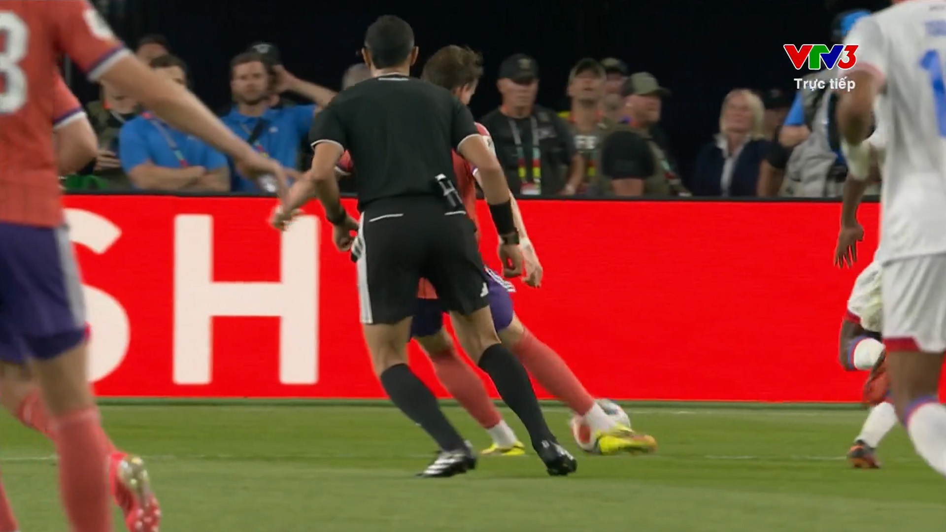 Scott McTominay sút rung khung thành